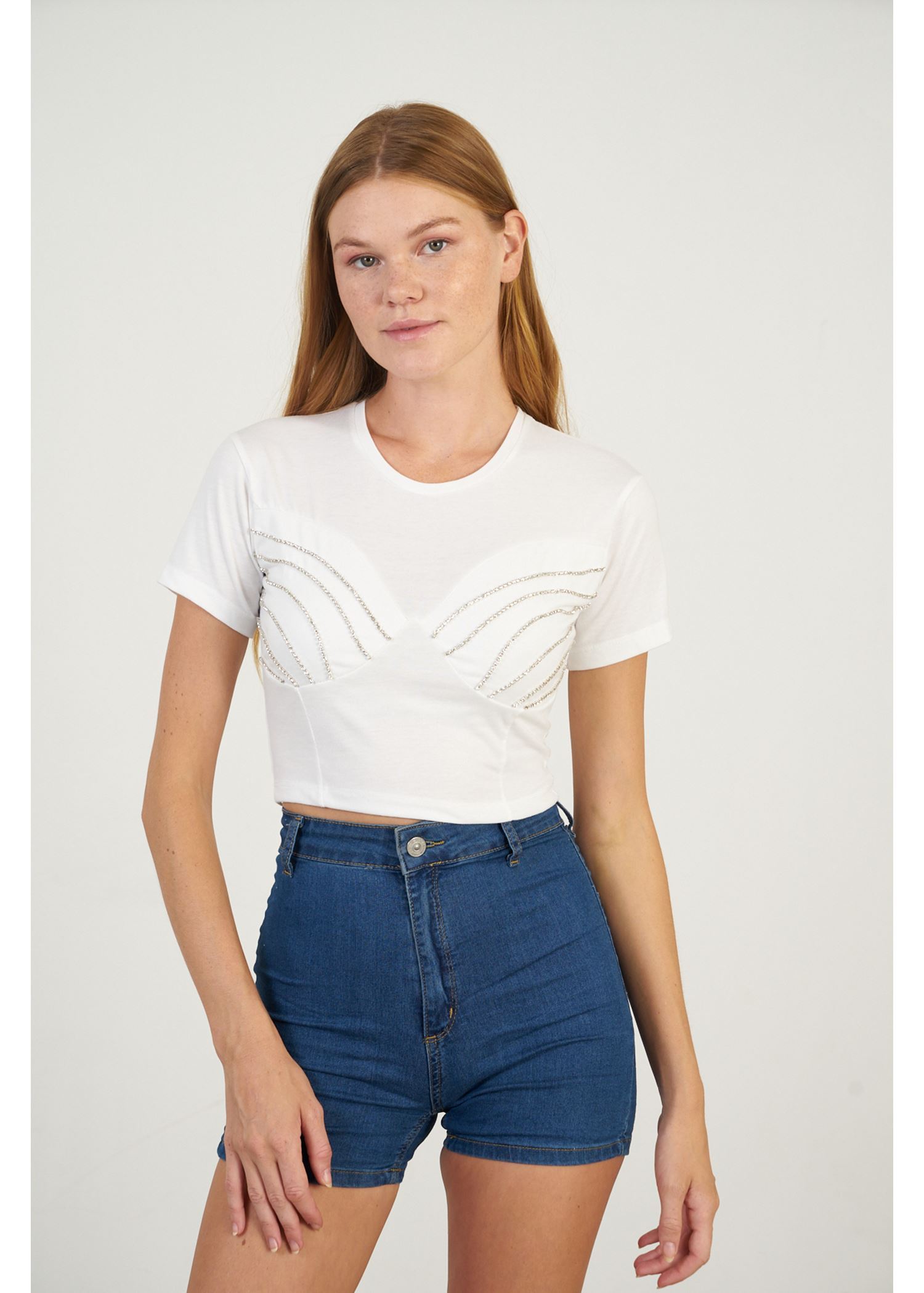 Crop T-shirt Altına Ne Giyilir?